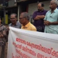 ജനവാസ കേന്ദ്രത്തിലേക്ക് ഓവു ചാല്‍ തുറന്നു വിടുന്നതില്‍ പ്രതിഷേധിച്ചു 