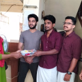 ന്യൂ ജെൻ തലമുറക്ക് മാതൃകയായി ഈ ചെറുപ്പക്കാർ,റോഡിൽ നിന്നും കളഞ്ഞു കിട്ടിയതുക ഉടമയെ കണ്ടെത്തി നൽകി.