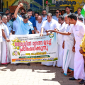 തെരുവില്‍ നാളികേരമുടച്ച് കര്‍ഷക കോണ്‍ഗ്രസ് പ്രതിഷേധം; നാളികേര കര്‍ഷകരെ രക്ഷിക്കാന്‍ സര്‍ക്കാര്‍ അടിയന്തിര നടപടി സ്വീകരിക്കണമെന്ന ആവശ്യവുമായി കര്‍ഷക കോണ്‍ഗ്രസ് കമ്മിറ്റി