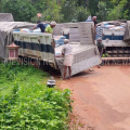#accident | ജലജീവന്‍ പദ്ധതിയ്ക്കായി എടുത്ത കുഴിയില്‍ വീണത് സിമന്റ്‌ലോഡുമായി വന്ന ലോറി