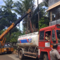 ടാങ്കർ ലോറി കുഴിയിൽ താഴ്ന്ന് കുനിയിൽ കടവ് - അത്തോളി റോഡിൽ ഗതാഗതം സ്തംഭിച്ചു