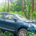 വിനോദ സഞ്ചാരികൾ സഞ്ചരിച്ച കാർ മരത്തിൽ ഇടിച്ച് അപകടത്തിൽപ്പെട്ടു