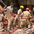 കുടുങ്ങിക്കിടന്നത് രണ്ട് മണിക്കൂര്; കോട്ടയം മെഡിക്കൽ കോളേജിലെ അപകടം; കെട്ടിടാവശിഷ്ടങ്ങള്ക്കിടയില് നിന്ന് ഒരു സ്ത്രീയെ പുറത്തെടുത്തു