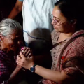 കോട്ടയം മെഡിക്കൽ കോളേജ് അപകടം; 'കുടുംബത്തിൻ്റെ ദു:ഖം തൻ്റേതും, സർക്കാർ ഒപ്പമുണ്ടാവും',ആരോഗ്യമന്ത്രി വീണ ജോർജ് ബിന്ദുവിൻ്റെ വീട്ടിൽ