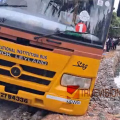 വിദ്യാർത്ഥികളുമായി പോയ സ്കൂൾ ബസ് ചെളിയിൽ താഴ്ന്നു; വൻ അപകടം ഒഴിവായത് തലനാരിഴയ്ക്ക്