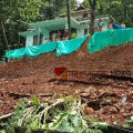 കനത്ത മഴ; ഓടേരിപൊയിലിൽ വീട്ടുമുറ്റവും സംരക്ഷണമതിലും ഇടിഞ്ഞ് താഴ്ന്നു 