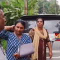 അമ്മയുമായി സ്കൂട്ടറിൽ പോകവേ കഴുത്തിൽ കേബിൾ കുരുങ്ങി; വാഹനം മറിഞ്ഞ് യുവതിക്കും അമ്മയ്ക്കും പരിക്ക്