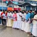 ബസ് അപകടത്തില്‍ ജീവന്‍ പൊലിഞ്ഞവരുടെ ചിത്രങ്ങള്‍ ഉയര്‍ത്തി യൂത്ത് കോണ്‍ഗ്രസ് പ്രതിഷേധം