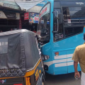 ദേഹാസ്വാസ്ഥ്യത്തെ തുടർന്ന് ഡ്രൈവർ കുഴഞ്ഞു വീണു; നിയന്ത്രണം വിട്ട ബസ് ഓട്ടോ സ്റ്റാൻഡിലേക്ക് ഇടിച്ചു കയറി അപകടം, അത്ഭുത രക്ഷ