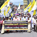 വന്യജീവി ആക്രമണത്തിൽ പ്രതിരോധം: നിലമ്പൂരിൽ സാരിവേലി സമരത്തിൽ പ്രതിഷേധമിരമ്പി; വൻ ജനപങ്കാളിത്തം അണിനിരന്നു