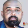 ബസിൽ യാത്രക്കാർക്ക് ടിക്കറ്റ് നൽകുന്നതിനിടെ ഹൃദയാഘാതം; കണ്ടക്ടർക്ക് ദാരുണാന്ത്യം 