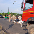 കൂത്ത്പറമ്പ് - തലശേരി ഭാഗത്തേക്കുള്ള യാത്രക്കാർ ശ്രദ്ധിക്കുക ; എരഞ്ഞോളി പാലത്തിൽ ടാങ്കർ ലോറി കുടുങ്ങി, പാലത്തിൽ വൺവേ മാത്രം