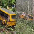 കയറ്റത്തിൽ നിയന്ത്രണം വിട്ട് സ്കൂൾ ബസ് മറിഞ്ഞു ; നിരവധി കുട്ടികൾക്ക് പരിക്ക്