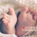 ഭർത്താവിന്റെ വീട്ടിലേക്കുള്ള യാത്രയ്ക്കിടെ തടി പാലത്തിനിടയിൽ കാൽ കുടുങ്ങി വീണു ; യുവതിയുടെ കയ്യിൽ നിന്ന് തോട്ടിൽവീണ കുഞ്ഞിന് അത്ഭുത രക്ഷ