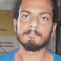 തൃശ്ശൂരിൽ കൂടെ താമസിച്ചിരുന്ന യുവതിയെ കുത്തി പരിക്കേൽപ്പിച്ച പ്രതി പുലർച്ചെ പോലീസ് സ്റ്റേഷനിൽ കീഴടങ്ങി