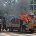 കാസര്ഗോഡ് ഓടിക്കൊണ്ടിരുന്ന പിക്കപ്പ് വാന് തീപ്പിടിച്ചു; ഡ്രൈവര് ഇറങ്ങിയോടി, വാഹനം പൂര്ണമായും കത്തിനശിച്ചു