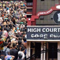 ശബരിമലയിലെ തിരക്ക്: 'വരുന്നവലെ എല്ലാവരെയും തിരക്കി കയറ്റിവിടുന്നത് തെറ്റായ സമീപനം'; ദേവസ്വം ബോര്ഡിന് ഹൈക്കോടതിയുടെ രൂക്ഷ വിമര്ശനം
