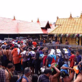 ഭക്ത ജനസാന്ദ്രം: സന്നിധാനത്ത് ഭക്തജന തിരക്ക് മാറ്റമില്ലാതെ തുടരുന്നു, ഉച്ചയോടെ ഭക്തരുടെ എണ്ണം അൻപതിനായിരം കടന്നു, മണ്ഡല പൂജ 27ന്