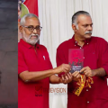 പേടിപ്പിക്കുന്നതാണോ? കണ്ണൂരിൽ എഴുത്തുകാരൻ വിഎസ് അനിൽകുമാറിന്റെ വീടിന് മുന്നിൽ റീത്ത്; പരാതി നൽകി