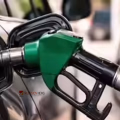 ആഗോളവിപണിയിൽ ക്രൂഡ് ഓയിൽ വില ഇടിഞ്ഞു; എങ്കിലും രാജ്യത്ത് ഇന്ധനവില ഉടൻ കുറയില്ലെന്ന് കമ്പനികൾ