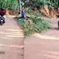 ദുരിതം പേറി യാത്രക്കാർ; നരിപ്പറ്റ അതിർത്തിയിൽ റോഡ് തകർന്നു, യാത്രക്കാർ ദുരിതത്തിൽ