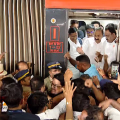 'മുഖ്യമന്ത്രീ സതീശാ...', വിജയത്തിളക്കത്തിൽ വിഡി; റെയിൽവേ സ്റ്റേഷനിഷൽ വൻ സ്വീകരണമൊരുക്കി പ്രവർത്തകർ