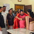 എന്തൊക്കെയാണ് നടക്കുന്നത് ....! കെ.രാജനെ ചുവന്ന ഷാള് അണിയിച്ച് സ്വീകരിച്ച് കോണ്ഗ്രസ് നേതാക്കള്; പരാതി നൽകാൻ ഷാജി കോടങ്കടത്ത്