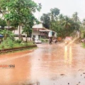 മഴ പെയ്താൽ പാത തോടാകും; നാദാപുരം-കുറ്റ്യാടി സംസ്ഥാന പാതയിൽ ദുരിതയാത്ര, ഓവുചാൽ നിർമ്മിക്കണമെന്ന് ആവശ്യം ശക്തം