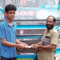 മുറിവുകൾ ഉണങ്ങി തിരിച്ചെത്തി, വീണ്ടും നന്മയുമായി; സ്വർണ്ണക്കമ്മൽ ഉടമയ്ക്ക് തിരികെ നൽകി കണ്ടക്ടർ