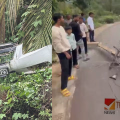 കോഴിക്കോട് റോഡരികിലെ വൈദ്യുതി തൂണ്‍ ഇടിച്ചു തകര്‍ത്ത കാര്‍ യാത്രികര്‍ കടന്നുകളഞ്ഞു, പ്രദേശത്തെ വൈദ്യുതി ബന്ധവും ഗതാഗതവും താറുമാറായി 
