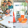 തല പി.വി.സി പൈപ്പിൽ, വാലിൽ പിടിച്ച് ഡോക്ടർമാർ; തൃശ്ശൂരിൽ മൂർഖൻ പാമ്പിന് ഒന്നര മണിക്കൂർ നീണ്ട 'വി.ഐ.പി' ശസ്ത്രക്രിയ!
