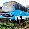 മരണപ്പാച്ചിലിൽ സ്കൂട്ടർ നേർക്കുനേർ വന്നു...: സ്കൂട്ടറിൽ ഇടിക്കാതിരിക്കാൻ വെട്ടിച്ച സ്വകാര്യ ബസ് അപകടത്തിൽപ്പെട്ടു
