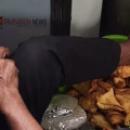 റെയിൽവേയിലെ ആ 'വൃത്തികേട്' വീണ്ടും; തറയിലെ സമൂസയ്ക്ക് മുകളിൽ കാലും കയറ്റിവെച്ച് ഫോൺവിളി; കണ്ണ് തള്ളി യാത്രക്കാർ