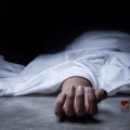 ഹോസ്റ്റൽ ഉടമയുടെ ഭാര്യയുടെ അവിഹിതബന്ധം കണ്ടു; ആറുവയസ്സുകാരനെ കൊലപ്പെടുത്തി കെട്ടിത്തൂക്കി