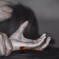 സ്വകാര്യ ഭാഗങ്ങളിൽ കല്ലും തടിക്കഷ്ണവും; വീട്ടിൽ അതിക്രമിച്ച് കയറി ഭർത്താവിനെ പൂട്ടിയിട്ട് യുവതിയെ കൂട്ടബലാത്സംഗം ചെയ്തു