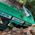 ജമ്മു കശ്മീരിൽ തീർത്ഥാടകരുടെ ബസ് താഴ്ചയിലേക്ക് മറിഞ്ഞു; 23 പേർക്ക് പരിക്ക്, രണ്ടുപേരുടെ നില ഗുരുതരം