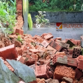 ശക്തമായ മഴയിൽ അരൂരിൽ വീട്ടുമതിൽ തകർന്ന് വീണു; കനത്ത നാശനഷ്ടം