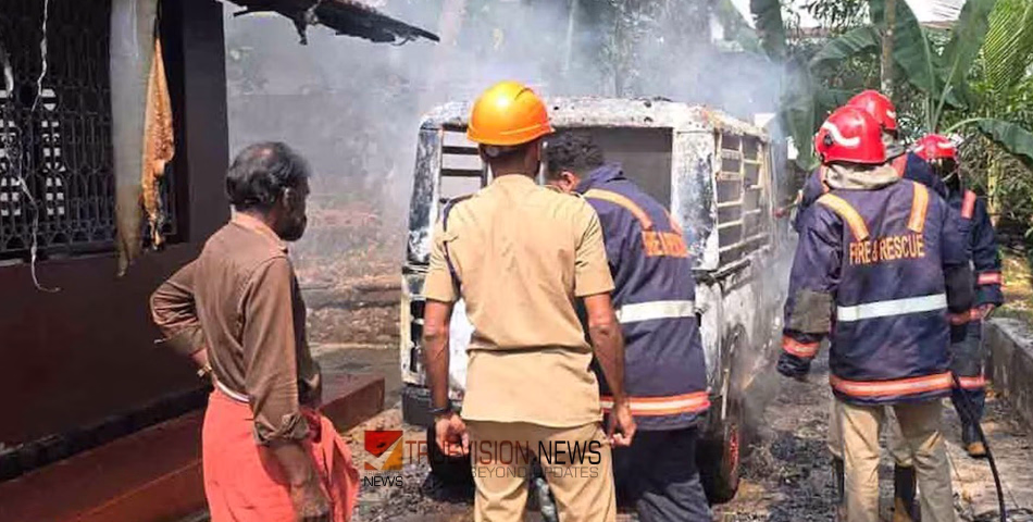 കുന്നമംഗലത്ത് വീട്ടുമുറ്റത്തു നിർത്തിയിട്ടിരുന്ന സ്കൂൾ വാൻ കത്തിനശിച്ചു, വീടിന്റെ ഒരു ഭാഗത്തേക്കും തീ പടർന്നു