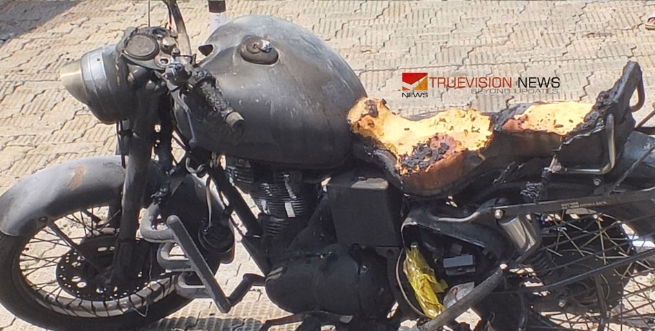 കൊടുംചൂടിൽ വെന്തുരുകി കൊച്ചി; പാർക്ക് ചെയ്തിരുന്ന ബൈക്കിന്റെ സീറ്റ് കത്തിനശിച്ചു
