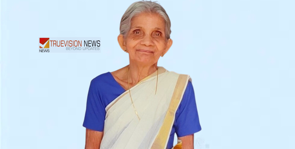 പാക്കയിൽ പൊക്കിരിൻ്റെവിട ചന്ദ്രി അന്തരിച്ചു
