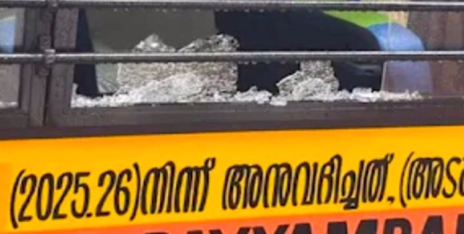 കണ്ണൂർ നഗരത്തിൽ സ്കൂൾ ബസ് തകർത്ത നിലയിൽ, സ്കൂൾ കെട്ടിടത്തിന് നേരെയും ആക്രമണം