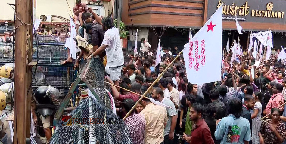 കേന്ദ്ര വിദ്യാഭ്യാസ മന്ത്രിയുടെ രാജി ആവശ്യപ്പെട്ട് എസ്എഫ്ഐ ലോക്ഭവൻ മാർച്ച്; പോലീസുമായി ഏറ്റുമുട്ടൽ, വ്യാപക സംഘർഷം