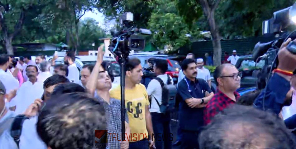 ഡല്ഹിയില് പ്രതിപക്ഷത്തിന്റെ മിന്നല് പ്രതിഷേധം; ബാരിക്കേഡുകള് തള്ളിമാറ്റി ഗാന്ധി സ്മൃതിയിലേക്ക് എംപിമാരുടെ മാര്ച്ച്