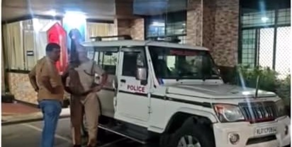 കോതമംഗലത്ത് വീട്ടമ്മ വെട്ടേറ്റ് മരിച്ചു: ഭർത്താവിന് പരിക്ക്, ദുരൂഹതയെന്ന് പൊലീസ്