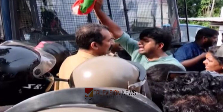 ആഭ്യന്തര മന്ത്രിയുടെ പേര് പറഞ്ഞ് പൊലീസിനെ വിരട്ടി യൂത്ത് കോൺഗ്രസ് നേതാക്കൾ; ആലപ്പുഴയിൽ സംഘർഷം