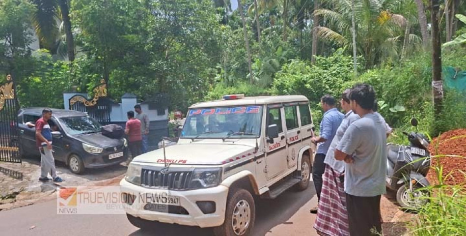 ഇടയിൽ പീടികയിൽ ചൊക്ലി പൊലീസിന്റെ കുഴൽ പണ വേട്ട ; സ്കൂട്ടറിൽ കടത്തുകയായിരുന്ന 63 ലക്ഷത്തോളം രൂപ പിടികൂടി.