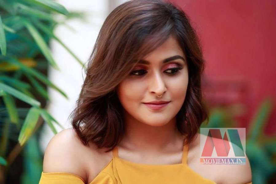 മഞ്ഞയുടുപ്പില്‍  സുന്ദരിയായി രമ്യ നമ്പീശന്‍ ചിത്രങ്ങള്‍ കാണാം 