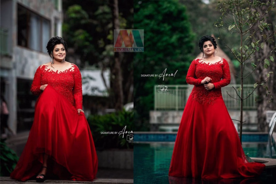 ചുവപ്പില്‍  തിളങ്ങി  വീണ നായര്‍  ചിത്രങ്ങള്‍ ഏറ്റെടുത്ത് ആരാധകര്‍ 