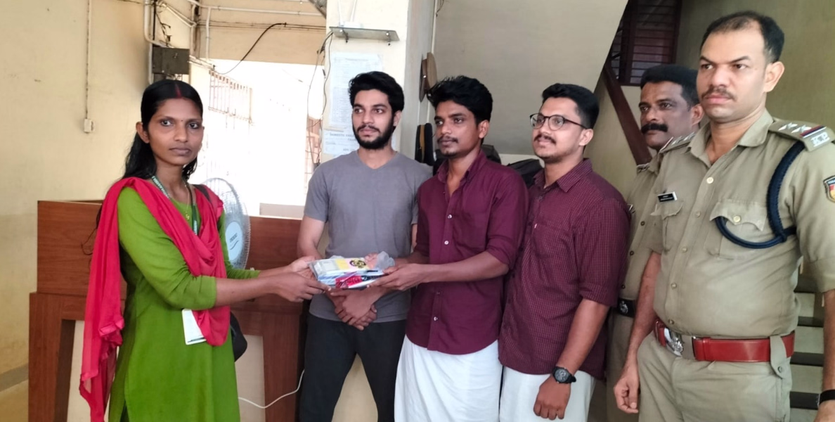 ന്യൂ ജെൻ തലമുറക്ക് മാതൃകയായി ഈ ചെറുപ്പക്കാർ,റോഡിൽ നിന്നും കളഞ്ഞു കിട്ടിയതുക ഉടമയെ കണ്ടെത്തി നൽകി.