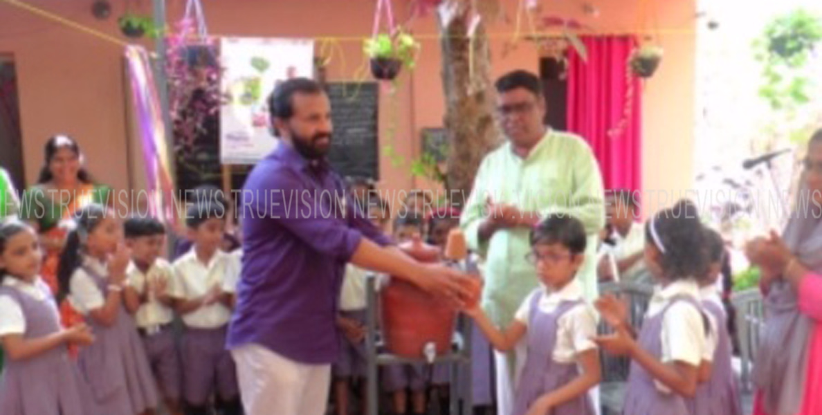 കൊങ്ങന്നൂര്‍ എല്‍.പി സ്‌കൂളിന് കുടിവെള്ള സംഭരണ മണ്‍പാത്രം നല്‍കി പൂര്‍വ്വ വിദ്യാര്‍ത്ഥി 